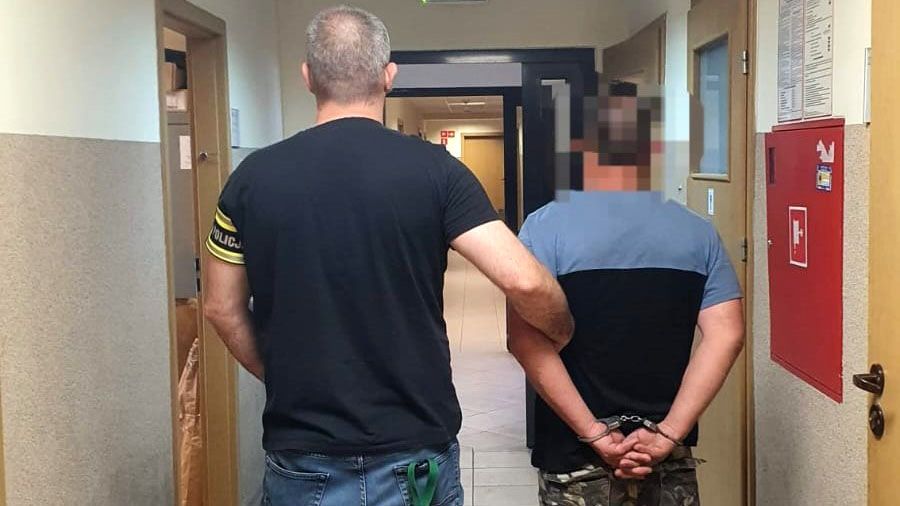 Pijany i z dozywotnim zakazem prowadzenia pojazdów wiózł dwójkę dzieci (fot. Policja)
